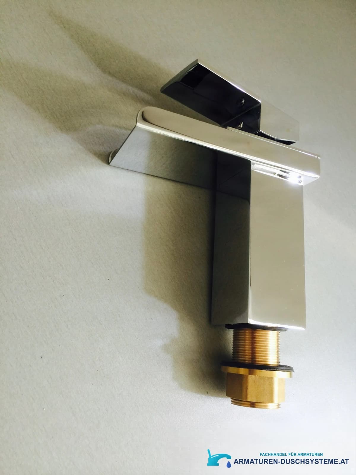 Detail des Montagegewindes der LED-Badarmatur EYN-MF97