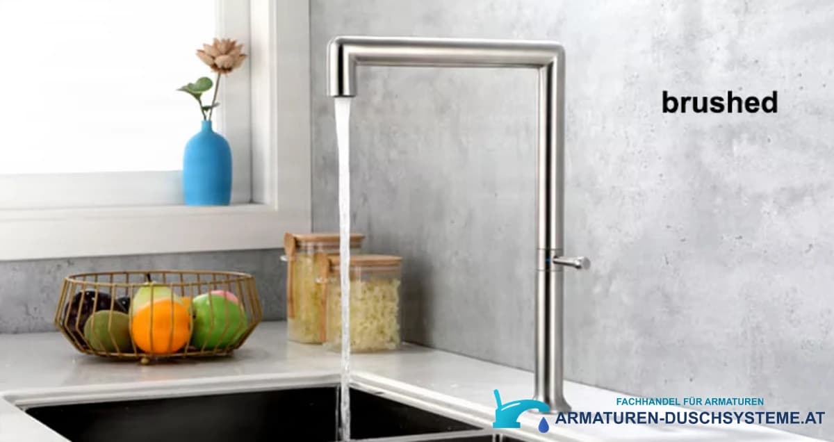 Küchenarmatur ELITE EDITION KF1044 im Einsatz am Spülbecken in satiniertem Silber