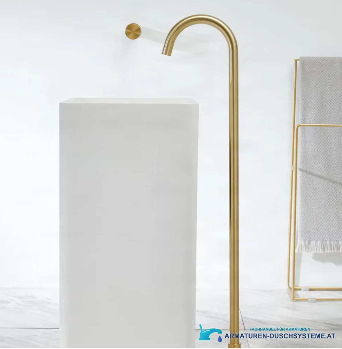 Freistehende Bodenarmatur BSF1025 in gebürstetem Gold