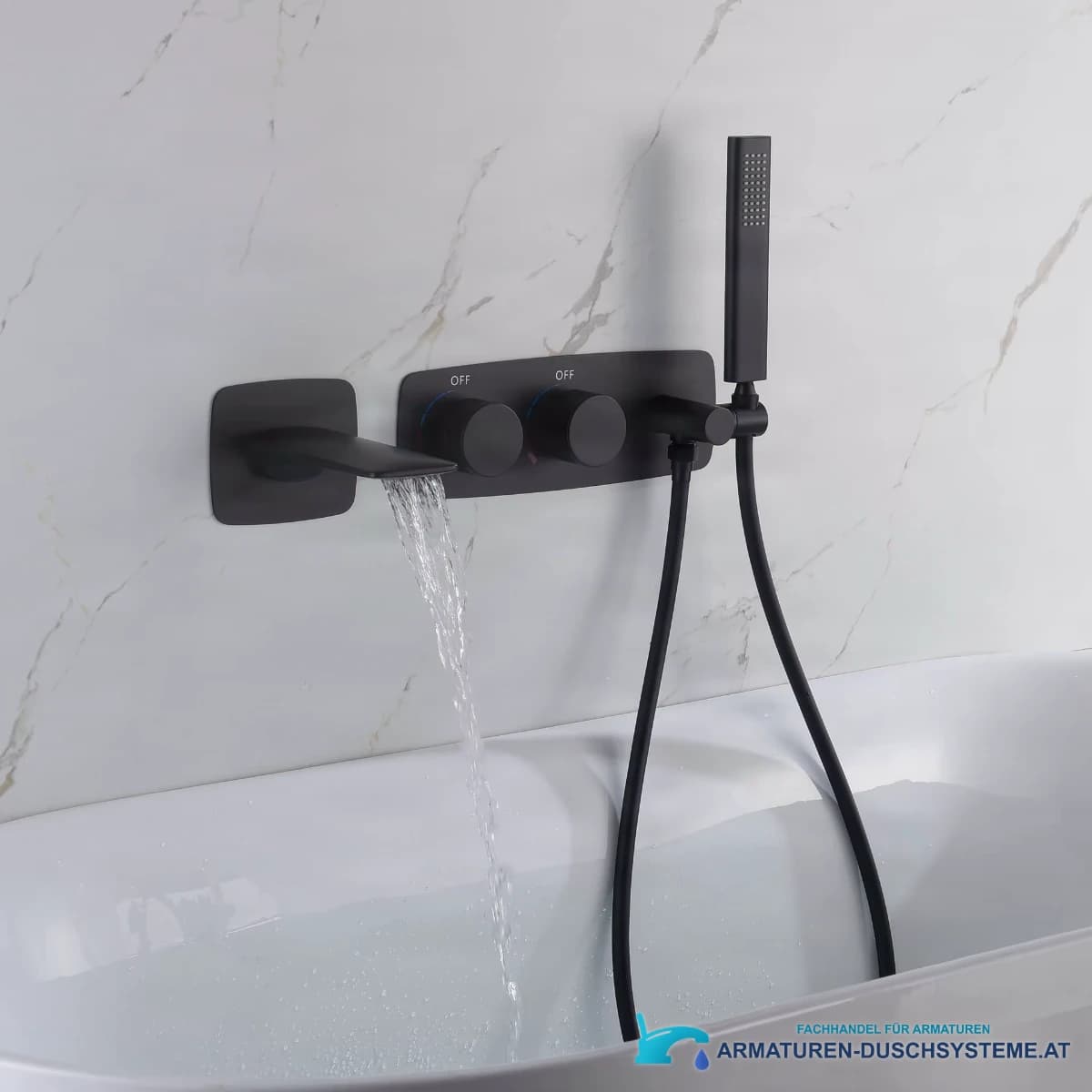 All ELITE EDITION BSC1715 im Einsatz: schwarze Wannenarmatur mit rechteckiger Handbrause