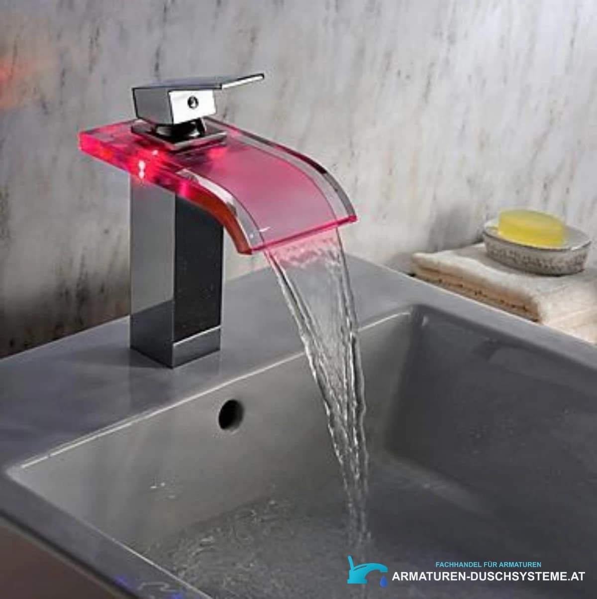 LED-Badarmatur EYN MF313 in glänzendem Chrom mit Glas-Wasserfallauslauf