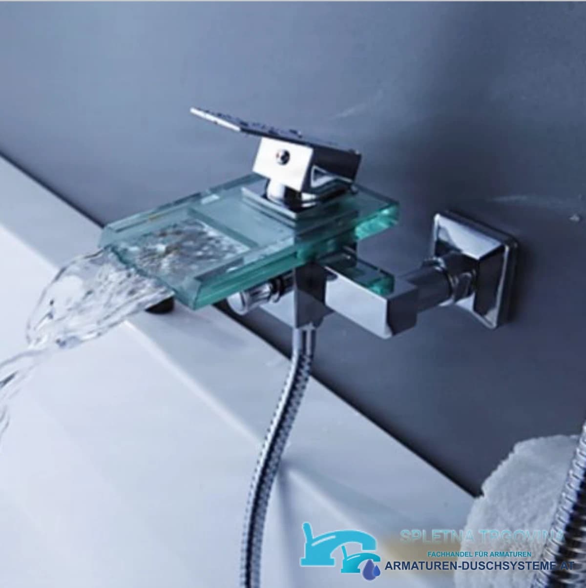 Glas-Wandarmatur für die Badewanne SAK7236 im Einsatz mit offenem Wasserfallauslauf