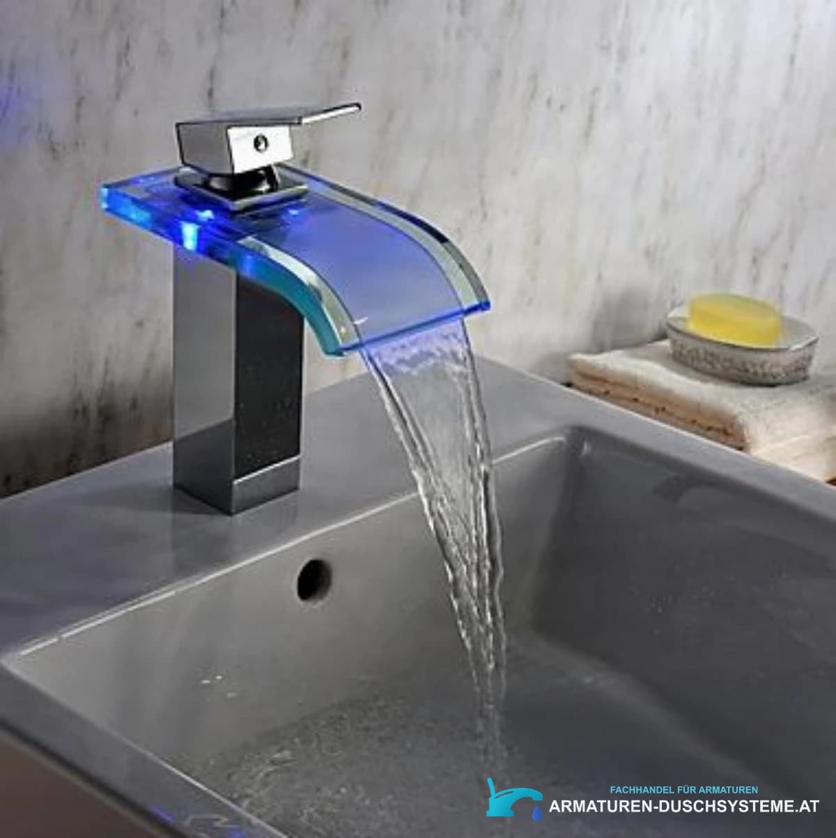 LED-Badarmatur EYN MF313 mit blau beleuchtetem Glas-Wasserfall