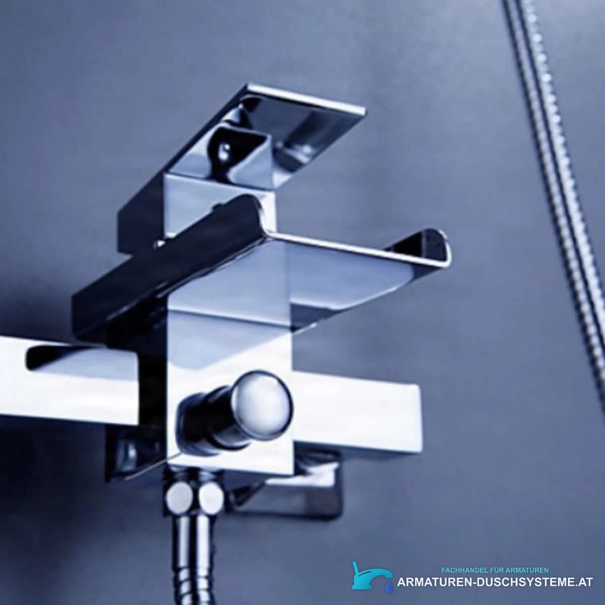 Wand-Wannenarmatur SK3542 mit Wasserfallauslauf im Einsatz an einer dunkelgrauen Badezimmerwand