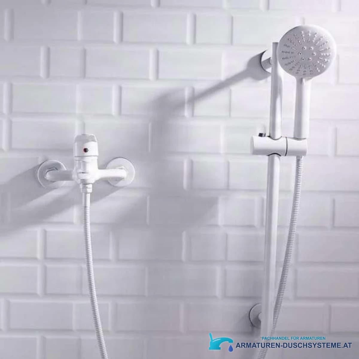 Weiße Badewannenarmatur BKP1457 im Bad mit Brausestange und Handbrause