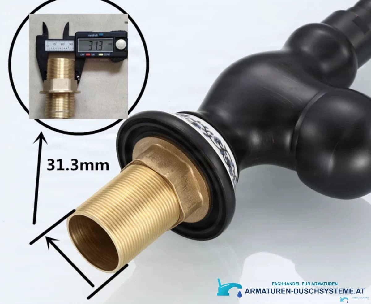 Detail des goldfarbenen Gewindeschafts der antiken Armatur BV46982