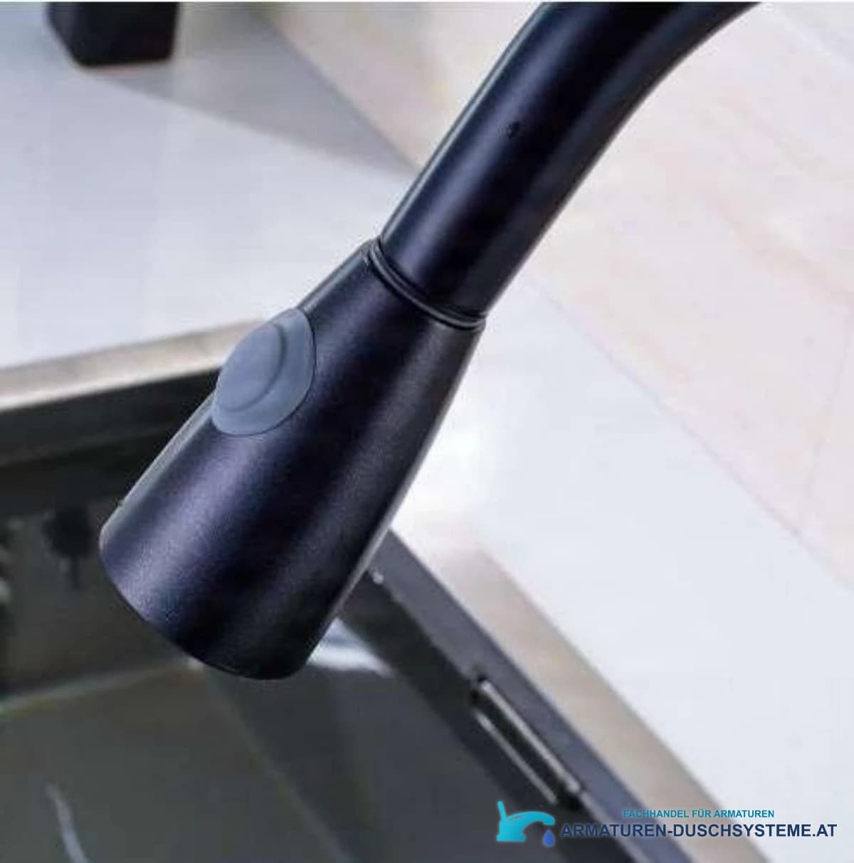 Schwarze Küchenarmatur EYN CA9422b in mattem Schwarz