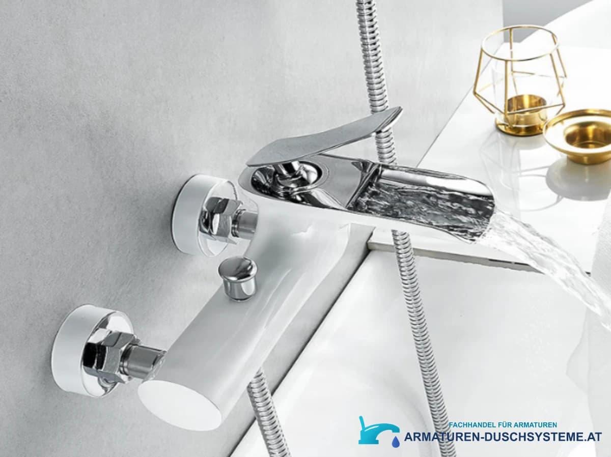 Luxus-Badewannenarmatur ELITE EDITION BBT1303 in Weiß und Chrom am Wannenrand