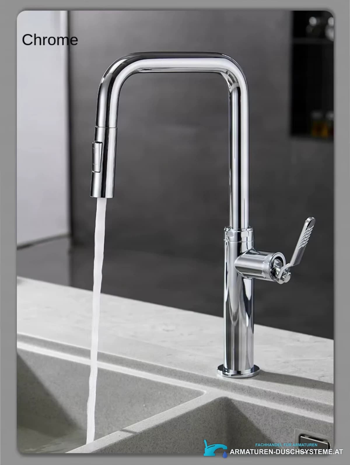 Moderne Küchenarmatur ELITE EDITION KF1692 im Einsatz: Chrom an einer grauen Spüle
