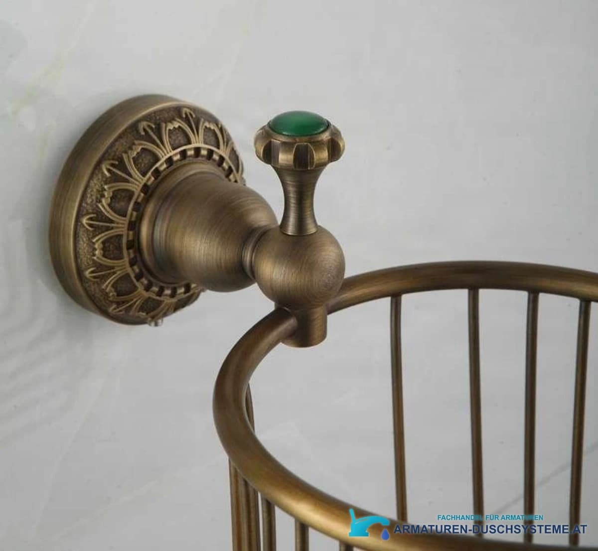 Detail des ornamentierten Wandbeschlags am Toilettenpapierhalter AP2205