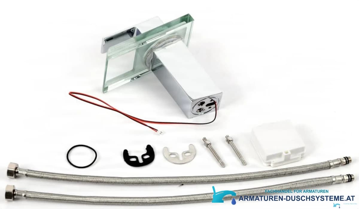 LED-Badarmatur EYN xl8002 – Komplettansicht mit Anschlussschläuchen und Montagesatz